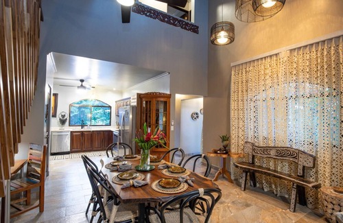 Quepos House | Villa Palmeras with jungle views & pool near MA