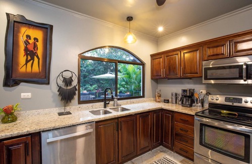 Quepos House | Villa Palmeras with jungle views & pool near MA