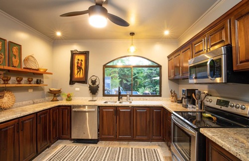 Quepos House | Villa Palmeras with jungle views & pool near MA