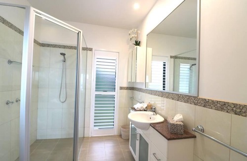 Tura Beach House | Villa paradiso - 5 bed - beach access - pool