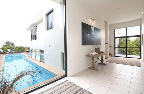 Tura Beach House | Villa paradiso - 5 bed - beach access - pool