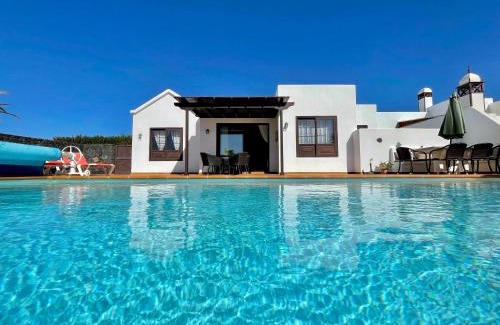 Playa Blanca Villa | Villa Pilar