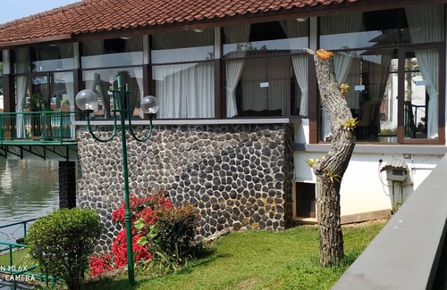 Cipanas Villa | Villa Pinggir Danau Puncak for 30 pax