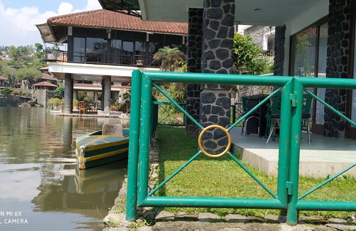 Cipanas Villa | Villa Pinggir Danau Puncak for 30 pax