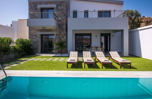 Sivas Villa | Villa Pitsidia Hills - Modern and spacious villa with garden and pool