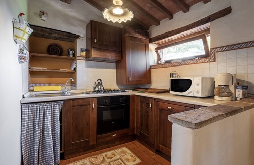 Contignano Villa | Villa "Podere La Montalla" with Private Pool & Wi-Fi
