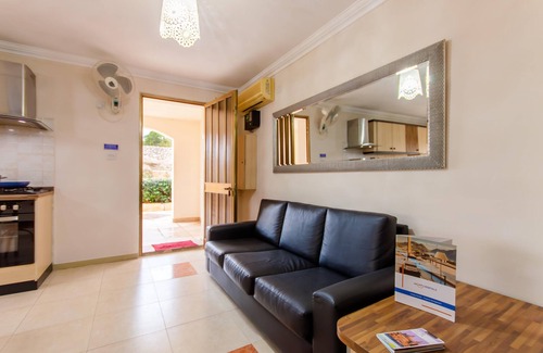 Santa Maria Estate Apartment | Villa & Pool 2 Mellieħa Bay Retreat, Mellieha, Malta