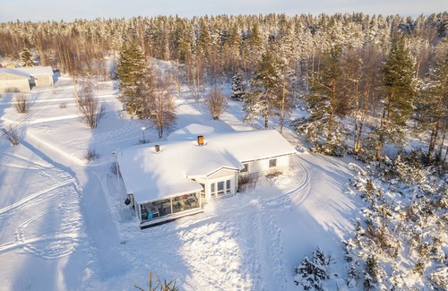 Ranua House | Villa Porila - Lapin taikaanIso talo järven rannalla luonnon keskellä