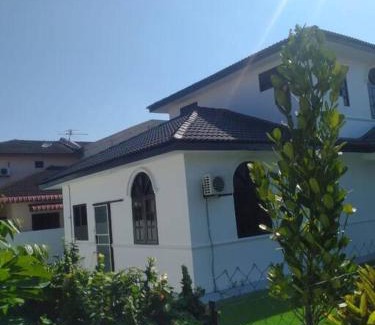 Kampung Guar Syed Alwi House | Villa President Homestay -4 bedroom Aircond WIFI Vacations Home