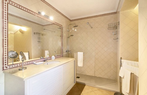 Sesmarias Villa | Villa Quintus Court with Pool, Wi-Fi & Terrace