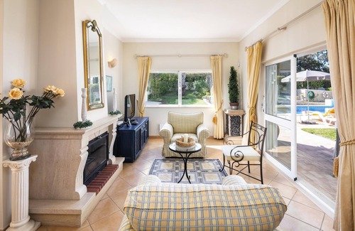 Sesmarias Villa | Villa Quintus Court with Pool, Wi-Fi & Terrace