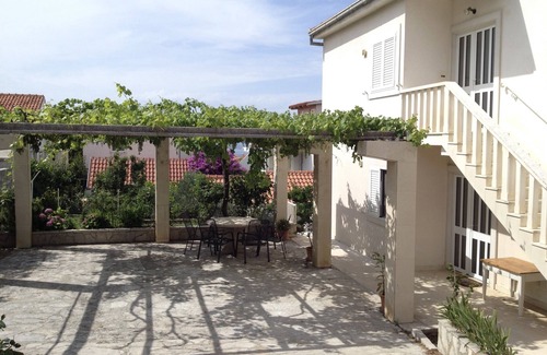 Supetar Apartment | VILLA RADOŠ-2. Floor: Modern, comfortable, big 4-room-flat 120 qm, category *