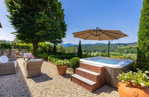 Lucca Villa | VILLA REGINA, 4 bedrooms and a luxury style among the vineyards by Lucca Town
