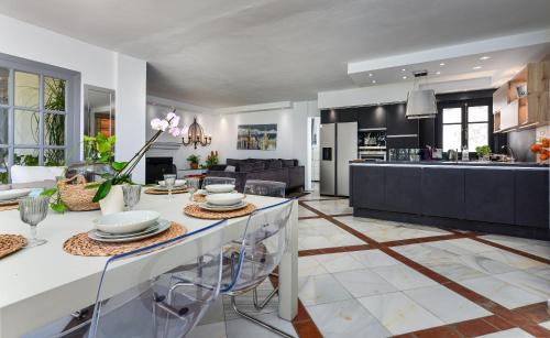 New Golden Mile Villa | Villa RomAntica pool 15 min P. Banus