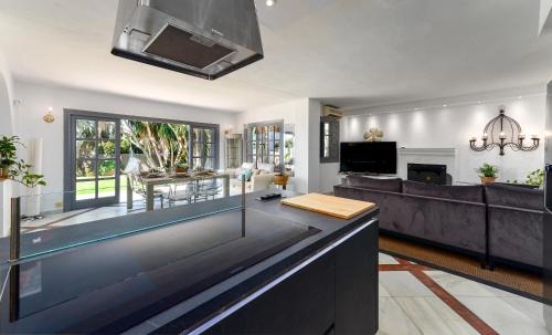 New Golden Mile Villa | Villa RomAntica pool 15 min P. Banus