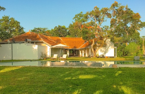 Ambalangoda Villa | Villa Ronnaduwa - Colonial Villa with massive garden (30,000ft2), pool and staff