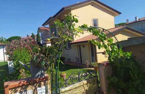 Lido di Camaiore House | Villa Rosa: Rent for Holiday Detached House in Lido di Camaiore