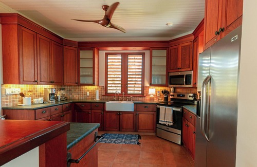 Ocean Point Villa | Villa Rosso Di Sera: 2 Minute Walk from the Beach