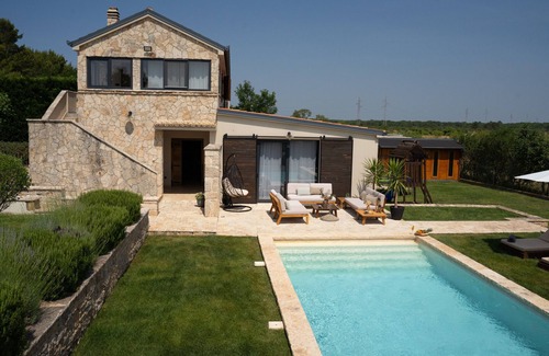 Pakostane Villa | Villa Royal with heated pool