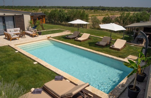 Pakostane Villa | Villa Royal with heated pool