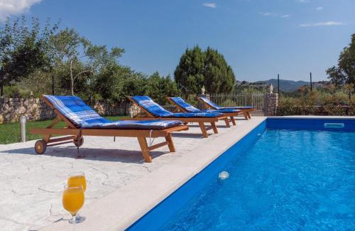 Zavala Villa | Villa Rustica