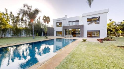 Rabat Villa | Villa S- Luxurious 8 masterbedrooms villa on 3000m2, close to all amenities, Golf and heart of Souissi