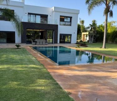 Rabat Villa | Villa S- Luxurious 8 masterbedrooms villa on 3000m2, close to all amenities, Golf and heart of Souissi