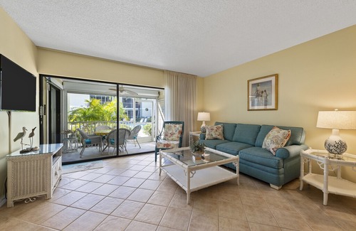 Sanibel Condo | Villa Sanibel 3B, 2 Bedroom Ground-level Condo, Overlooks Pool