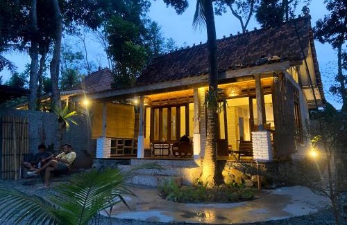 Bangunjiwo Villa | Villa Sare - House with panorama rice field view