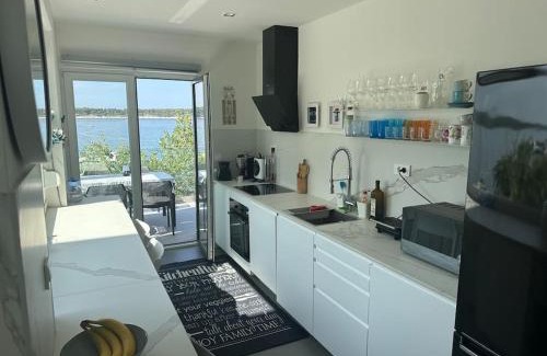 Banjol Villa | Villa Seawave - on the beach!
