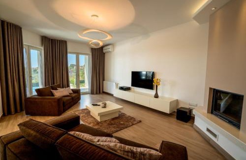 Kastelir-Labinci Villa | Villa Silvia for 10 people with infinity pool and large playground