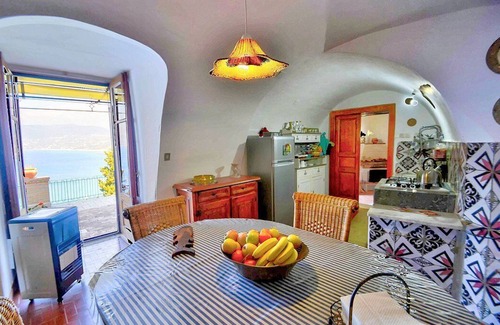 Palinuro House | Villa Simpatia B: A characteristic and welcoming apartment situated at a short distance from the beach, with Free WI-FI.