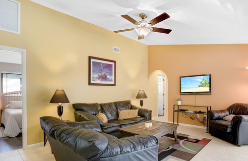 Caloosahatchee Villa | Villa Siva - Waterfront home w. Gulf access. Sun all day! Close to downtown.