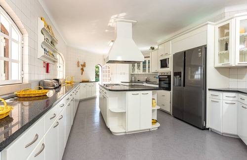Vale Navio Villa | Villa Solar das Palmeiras is a large traditional style villa ideal for large groups or families