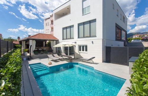 Kastel Stafilic Apartment | Villa Solis Kastela - Private Heated Pool