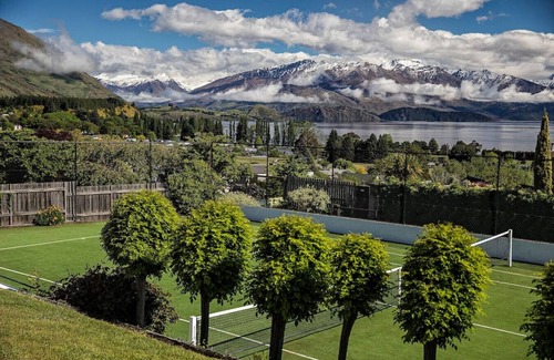 Wanaka House | Villa South Pacific · Swimming pool, tennis court and stunning views.