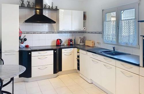 Jullouville-les-Pins House | Villa spacieuse 6 pièces - 9 pers - À 50m de la plage - FR-1-361-567