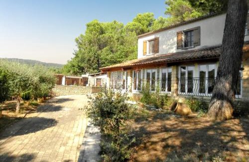 Lioux Villa | Villa spacieuse à Lioux avec piscine privée et vue montagne