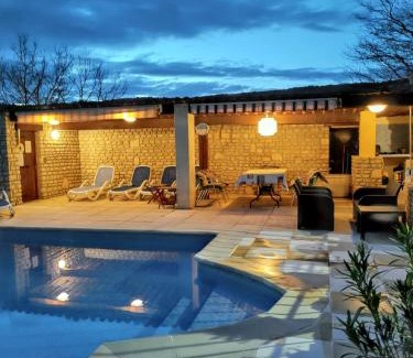 Lioux Villa | Villa spacieuse à Lioux avec piscine privée et vue montagne