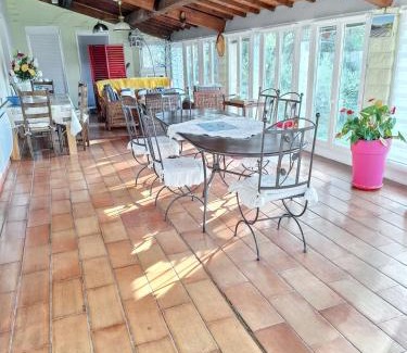 Lioux Villa | Villa spacieuse à Lioux avec piscine privée et vue montagne