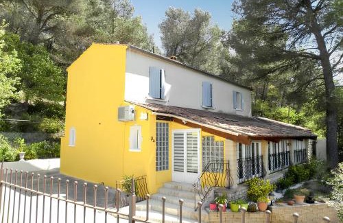 Lioux Villa | Villa spacieuse à Lioux avec piscine privée et vue montagne