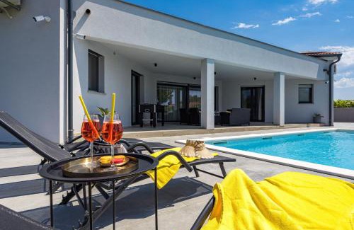 Pula Villa | Villa Speranza with Illuminated Pool