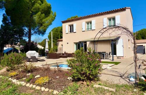 Le Muy Villa | Villa style bastide provençale, piscine, jardin et parkings