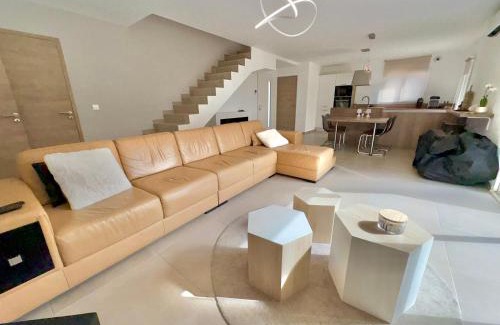 Le Muy Villa | Villa style bastide provençale, piscine, jardin et parkings