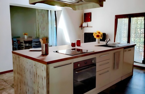 Cascina Villa | Villa 'Sunflowers' with Mountain View, Wi-Fi and Air Conditioning
