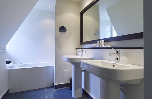 Combrit Hotel | Villa Tri Men