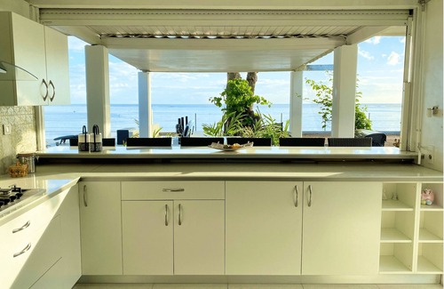 Punaauia Villa | Villa Vaiava - private infinity pool on the beach