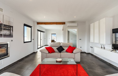 Las Gabias Villa | Villa "Valeria" with Mountain View, Private Pool & Wi-Fi