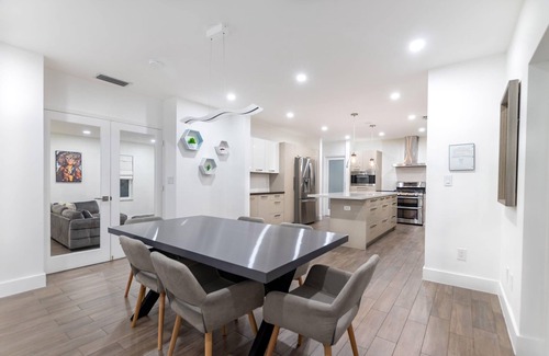 North Miami Beach Villa | Villa w/a Huge Terrace w/Arg Grill+Mini Golf+Billiards & Heated Pool!