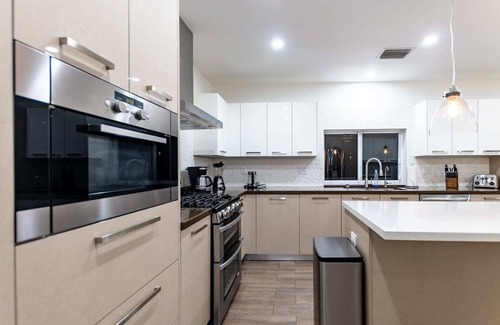 North Miami Beach Villa | Villa w/a Huge Terrace w/Arg Grill+Mini Golf+Billiards & Heated Pool!